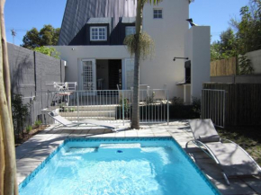 Отель Quainton Cottages  Херманус